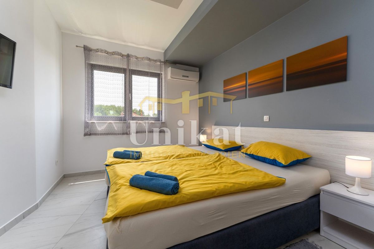 Moderna doppia villetta con piscina e vista mare